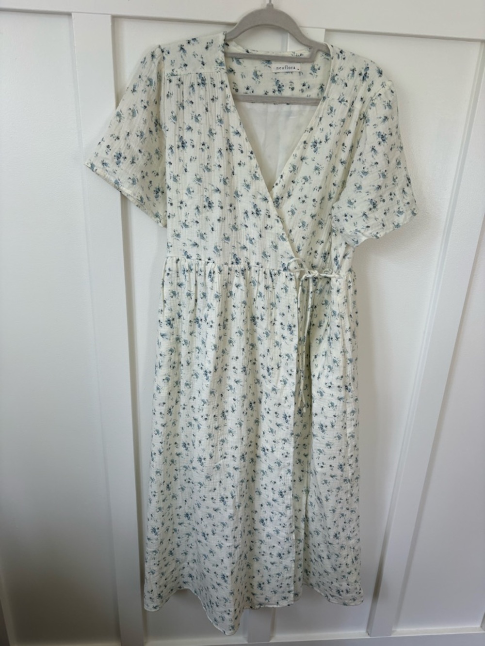 Neuflora wrap dress size medium